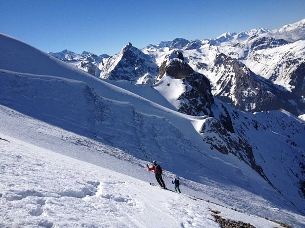 Abb. 24: Durch Personen fernausgelöste Schneebrettlawine an einem Westhang auf rund 2500 m am Dreispitz (Reichenbach im Kandertal, BE). Die Lawinenauslösung ereignete sich am Vormittag. Die Schneeoberfläche war noch tragfähig gefroren (Foto: M. Haussner, 14.03.2014). Wie dieses Beispiel zeigt, gab es auch am westlichen Alpennordhang noch Stellen mit schwachem Schneedeckenfundament.