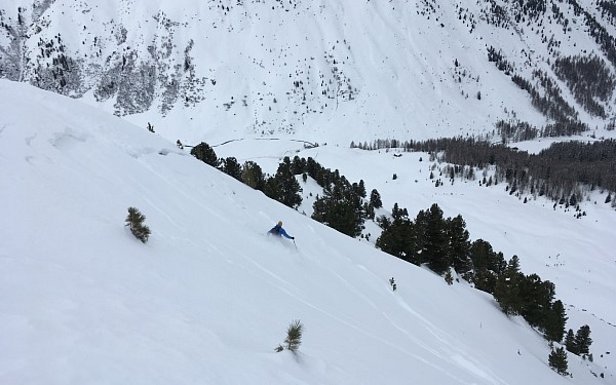 Abb. 8a: Schwacher Schneedeckenaufbau in den inneralpinen Gebieten und seine Folgen, hier ein typisches Beispiel aus Davos: Der Skifahrer hat an einem Nordwesthang soeben eine Schneebrettlawine ausgelöst und steht mitten auf der abgleitenden Schneetafel. Er wird mitgerissen, aber weder verschüttet noch verletzt.