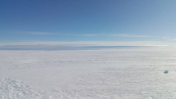  J'aperçois enfin la côte avec quelques icebergs au loin à l'horizon. (Photo : Sergi Gonzàlez-Herrero/SLF)
