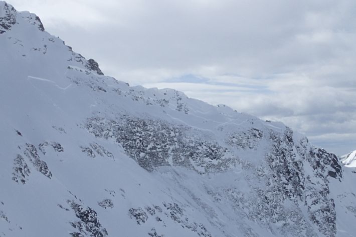Dieses Bild aus dem Grenzgebiet zu Österreich an der Nordflanke der Sarotlaspitze (2564 m, Vorarlberg) zeigte, dass die Lawinengefahr keine Grenzen kennt. Die Lawine riss in verschiedenen Schichten an, bevor sie auf den Boden durchriss (Foto: R. Meier, 03.03.2017).