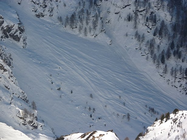 Abb. 22: ... und es gab sie doch. Währen der Niederschlagsperioden werden aus unbesiedelten Gebieten jeweils kaum Lawinenabgänge gemeldet. Viele alte Anrisse und Lawinenkegel zeigten aber noch Wochen später, dass während dem Grossschneefall der Weihnachtstage im Süden vermehrt mittlere Lawinen spontan abgingen. Alpe di Grav, Cresciano, TI (Foto: SLF/K. Winkler, 12.01.2014).