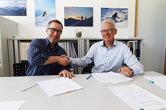 Le directeur du SLF Jürg Schweizer (à droite) et le nouveau CEO de RAMMS AG Marc Christen signent les contrats de la nouvelle spin-off. (Photo : Jochen Bettzieche / SLF)c Christen unterzeichnen die Verträge für das neue Spin-off. (Foto: Jochen Bettzieche / SLF)
