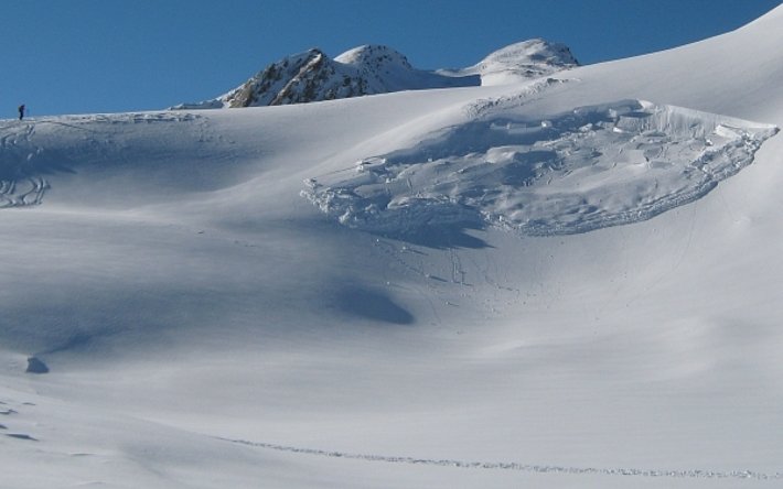 Schwachschichten waren teils flächig vorhanden. Dadurch konnten sich Brüche besonders gut fortpflanzen und es gab auch Fernauslösungen (Nordosthang, 2500 m, Muttental, Realp, UR; Foto M. Cabrini, 08.01.2017).