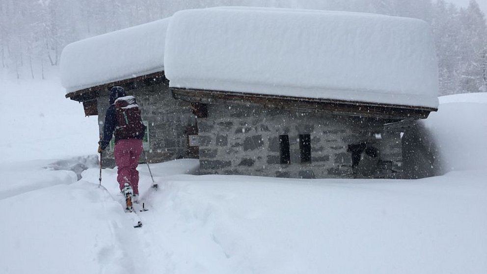 Im Süden ausserordentlich viel Neuschnee, wiederholt grosse Lawinengefahr