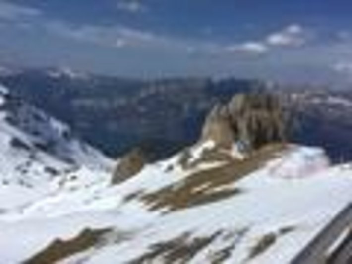 Blick vom Leist (2222 m, Flums, SG) auf den Sächsmoor (2194 m) sowie die aperen Südhänge der Churfirsten über dem Walensee (Foto: R. Bärtsch, 01.04.2017).