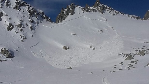 Abb. 6: Durch Personen ausgelöste Schneebrettlawine in den oberflächennahen Neu- und Triebschneeschichten vom Freitag, 17.02. an einem Südosthang auf rund 2800 m am Piz Gendusas (2980 m, Disentis, GR) (Foto: O. Venzin, 18.02.2017).
