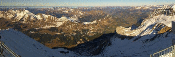 Abb. 6: Blick vom Sex Rouge (2971 m, Ormont-Dessus, VD) nach Norden in die Waadtländer Alpen. Während die sehr steilen Südhänge von Pic Chaussy (2351 m), La Pare (2540 m, beide im linken Bildteil) und La Palette (2170 m, Bildmitte) weitgehend schneefrei waren, blieb an flacheren Hangstücken oder in Schattenhängen die dünne Schneedecke bestehen. Die Bildsequenz zeigt Aufnahmen vm 1., 7. und 14.12.um 14 Uhr (Quelle: Webcam Glacier3000).