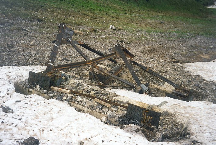 Les avalanches détruisirent la majeure partie des obstacles de mesure (y compris le mât).