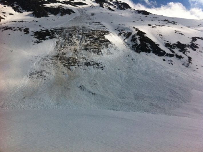 Diese Lockerschneelawine löste sich an einem Westhang auf gut 2500 m. Auf ihrem Weg 400 m ins Tal hinunter riss sie die gesamte Schneedecke mit und erreichte mittlere Grösse (Piz Fliana, Zernez, GR; Foto: SLF/K. Winkler, 02.04.2017).