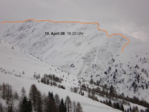 Abb. 27: Diese eindrückliche Schneebrettlawine von 1.6 km Breite löste sich spontan am Geissweidengrat, 2520 m, Landschaft Davos, GR. Der Bruch erfolgte in den schwach verfestigten Schichten tief in der Schneedecke, welche vor allem in den inneralpinen Gebieten Graubündens und des Wallis vorhanden waren. (Foto: N. Conrad, 10.04.2008).
