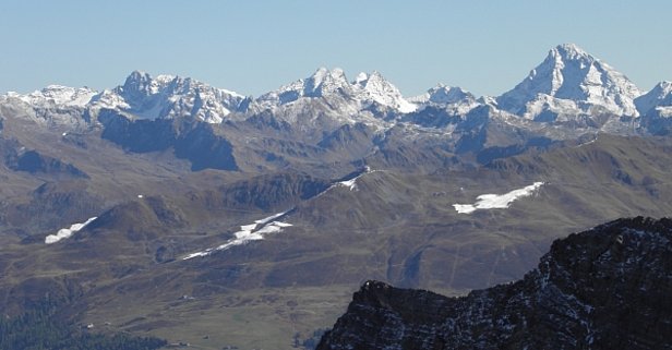 Abb. 6: Viel Sonne und gute Fernsicht bot der Sonntag, 16.10. Blick zum Jakobshorn (Vordergrund Bildmitte, 2590 m, Davos GR) und P. Linard (Hintergrund rechts, 3410 m, Zernez, GR). Naturschnee lag nordseitig oberhalb etwa 2600 m , technischer Schnee zwischen 2200 und 2600 m (Foto: SLF/Th. Stucki).