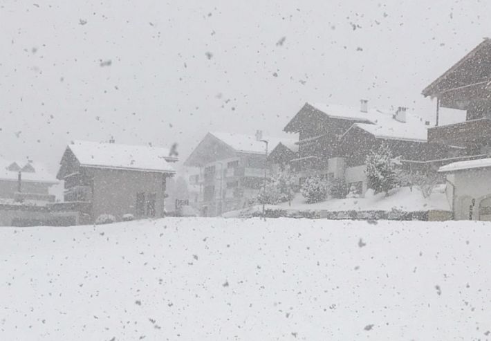 Abbildung 1: Frau Holle macht „Frühjahrsputz“. Im Nordosten schneite es zum Teil intensiv, wie zum Beispiel am Mittwoch, 19.04. in Sedrun (GR, 1400 m) (Foto: N. Levy).