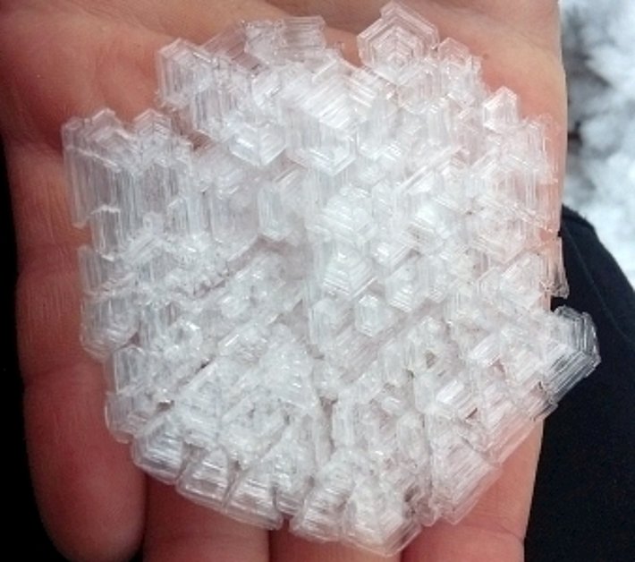 Grosse Reifkristalle boten einen tollen Anblick. Grossflächig eingeschneit können sie jedoch eine gefährliche Gleitschicht bilden (Foto: O. Venzin, 17.12.2016).