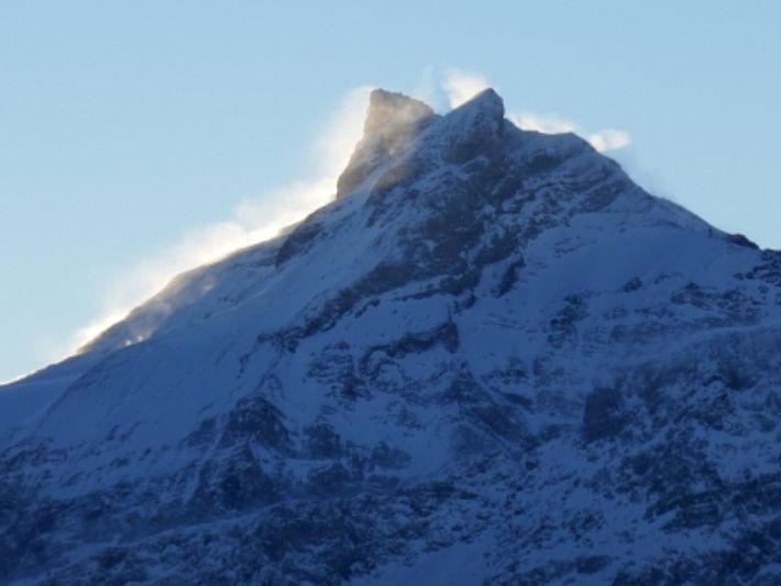 Starke Schneeverfrachtungen, wie hier am Gross Schärhorn (3297 m, Unterschächen, UR), bildeten abermals störanfällige Triebschneeansammlungen an Nordhängen (Foto: H.-M. Henny, 22.01.2017).