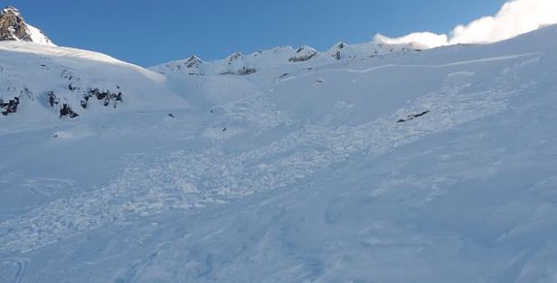 Abb. 3: Tourengeher lösten diese kleine Schneebrettlawine an einem NW-Hang auf 2400 m in der Abfahrt vom Pizzo Lucendro ins Witenwasserental (UR) aus einer Distanz von 10 m aus. Es handelte sich dabei um frischen Triebschnee (Foto: A. Furrer, 04.12.2016).