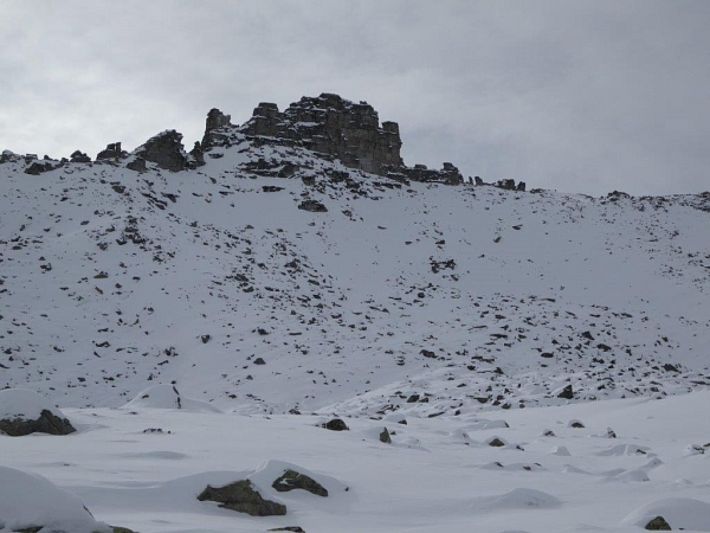 Der Blick Richtung Brochenhüreli (2686 m, Vals, GR) zeigte, dass der Schnee nicht ausreichte um die grossen Blöcke zu überdecken (Foto: U. Berni, 26.02.2017).