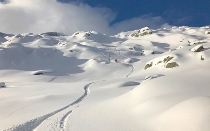 Tolle Schneebedinungen fanden Wintersportler im nördlichen Tujetsch (GR). Hier hatte der Südföhn lokal weniger Einfluss als z.B. auf der Engstligenalp im Bild davor (Foto: P. Degonda, 04.02.2017).