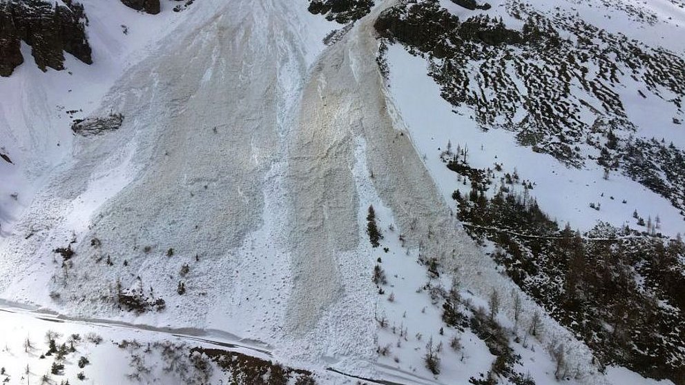 Début de mai froid, beaucoup de neige en altitude et avalanches de neige sèche comme danger principal