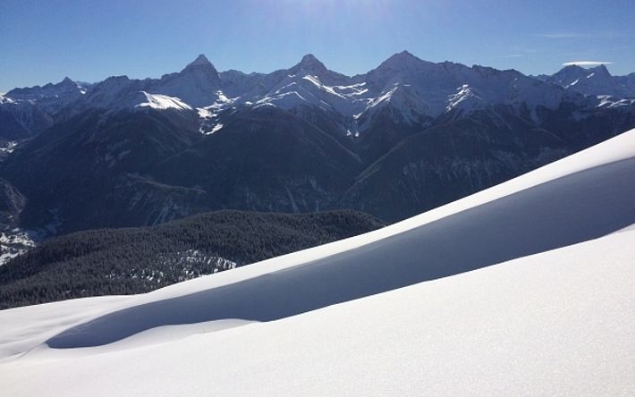 Endlich Schnee, endlich Winterstimmung. Hier im Bild die imposanten Gipfel Mittelbündens (von links nach rechts: Piz Ela 3339 m, Corn da Tinizong 3173 m und Piz Mitgel 3159 m, Bergün/Bravuogn, Filisur, GR; Foto: R. Meister, 09.01.2017).
