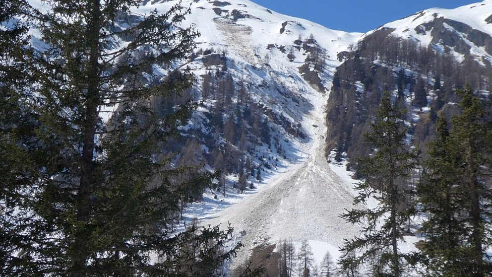 Sonnige Ostern, fortschreitende Durchfeuchtung in hohen Lagen, wenige Lawinen