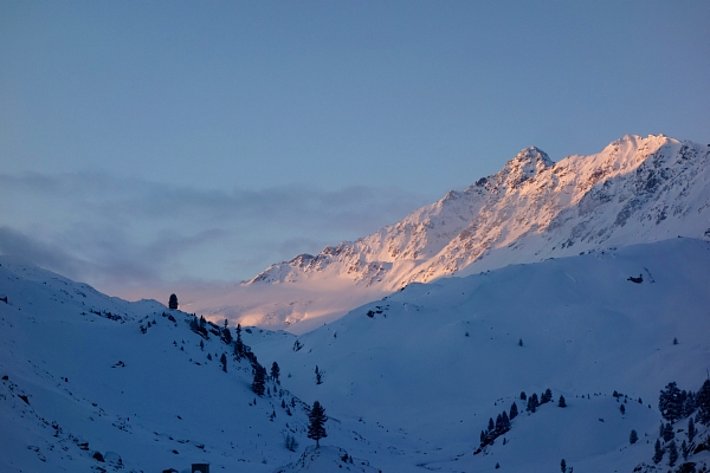 Nach einer kalten Nacht klarte es am Donnerstag, 20.04 auf und es wurde strahlend sonnig. Das Flüelatal und das Schwarzhorn (3145 m, Zernez, GR) in den ersten Sonnenstrahlen präsentierten sich tiefwinterlich (Foto: SLF/C. Vogt, 20.04.2017).