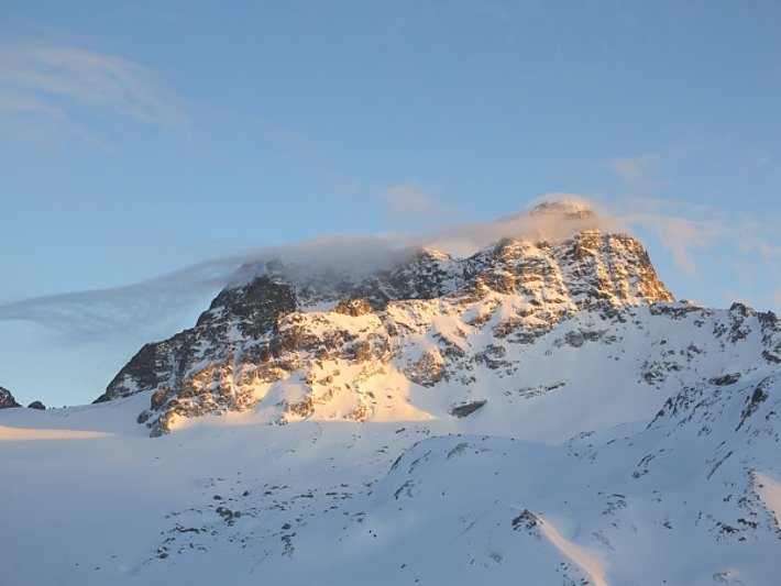 Während des Sonnenuntergangs verhüllten immer wieder dünne Wolken den Gipfel des Piz Kesch (3418 m, Bergün, GR; Foto: SLF/E.Hafner, 21.04.2017).