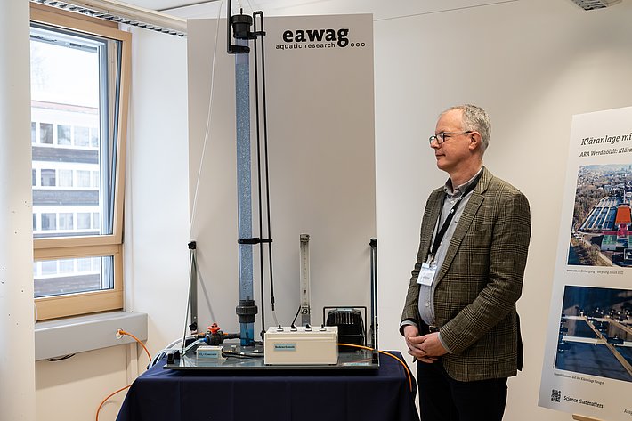 Marc Böhler de l'EAWAG explique comment l'ozone élimine les micropolluants dans les eaux usées. (Photo : Luzia Schär)