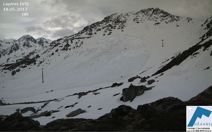 Spontane Lawine am Nordhang des Mont Gelé (3022 m, Nendaz, VS), die am 18.05. zwischen 16 und 18 Uhr spontan abging (Foto: webcam, Universität Fribourg).