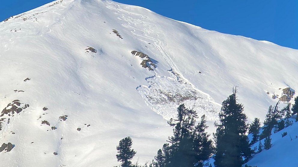 Temps ensoleillé et exceptionnellement doux. Beaucoup d’avalanches de neige mouillée et de glissement sur les pentes exposées au sud