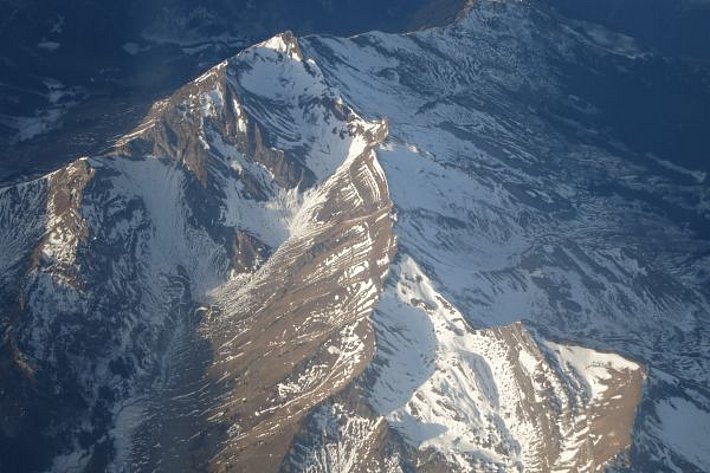 Der Blick aus dem Flugzeug, eine für Skitourengeher wohl eher ungewohnte Perspektive, zeigt sehr schön die für die Jahreszeit unterdurchschnittliche Schneedecke, hier am Oberalper Grat, UR (Foto: L. Silvanti, 09.12.2016).