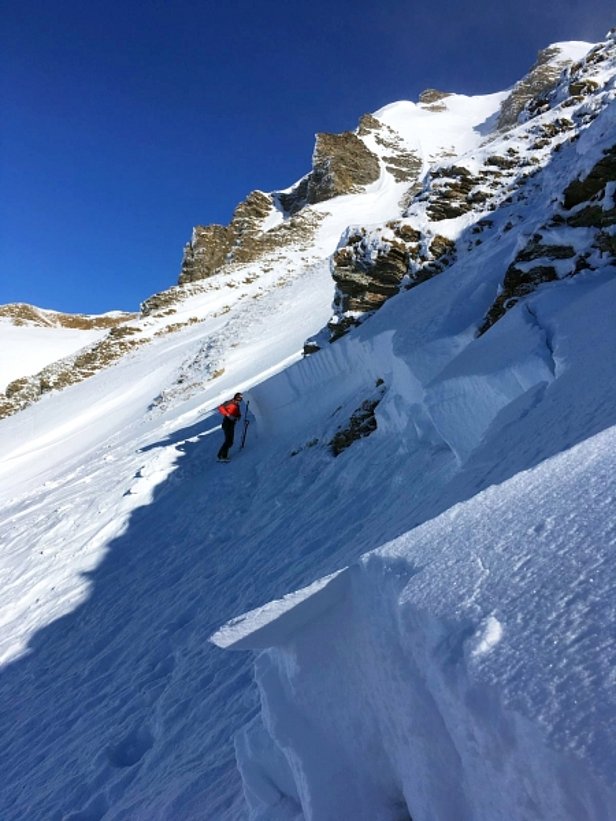 Abb. 4: Anriss einer fernausgelösten Lawine am 21. Januar am Ful Berg, Trimmis, GR (2240 m, NW). Die Lawine riss am Übergang zum kantig aufgebauten, schwachen Altschnee an. Ein kurzer Filmclip des Schneedeckentests in der Nähe dieses Lawinenanrisses ist auf der Facebookseite "WhiteRisk" zu sehen (Foto/Film: M. Senn, 21.01.2017).