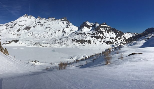 Abb. 8: Früh aufstehen lohnte sich: perfekt tragende Schneedecke am Vormittag im westlichsten Unterwallis mit Blick über den zugefrorenen Lac de Salanfe auf die Dents du Midi (3257 m, Evionnaz, VS; Foto: J.-L. Lugon, 27.03.2017).