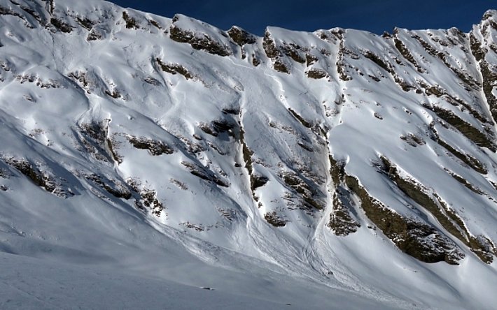 Hier im Bild, die Ostwand des Tscheischhorn (3018 m, Avers, GR). Am Montag, 06. Februar rissen diese eindrucksvollen Schneebrettlawinen auf einer Höhe von ca. 2920 m an (Foto: M. Rubin, 09.02.2017).