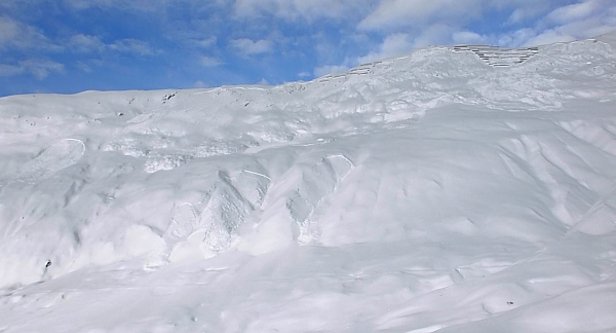Abb. 13: Am Morgen des Mittwochs, 08.03. wurde die „Gratlawine“ am Hofathorn (Belalp, VS) erfolgreich künstlich ausgelöst. Im Anrissgebiet brach die Lawine bis zum Boden an, die Sekundärauslösungen weiter unten umfassten nur oberflächennahe Neu- und Triebschneeschichten. Regelmässige künstliche Auslösungen haben zur Folge, dass die Grösse der Lawinen überschaubar bleibt. Eindrücklich sind sie allemal. Film (Foto/Film: P. Schwitter).