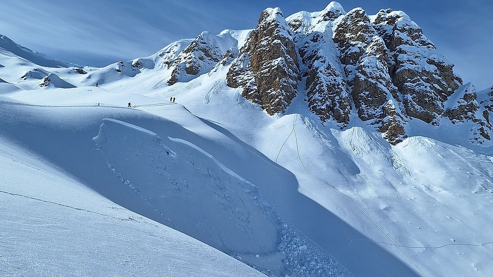 Weiterhin ausgeprägte Schwachschichten und viele Lawinen