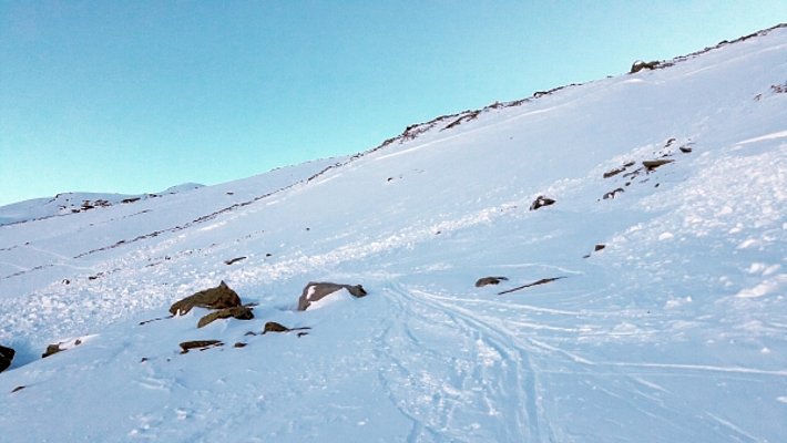 In homogenen Hängen war die Bruchfortpflanzung in Triebschneepaketen durchaus gut gewährleistet. Hier ein ca. 300 m breiter Anriss geringer Mächtigkeit im Simplongebiet (VS) auf 2500 m in NE-exponiertem Gelände (Foto: S. Andrey, 29.12.2016).