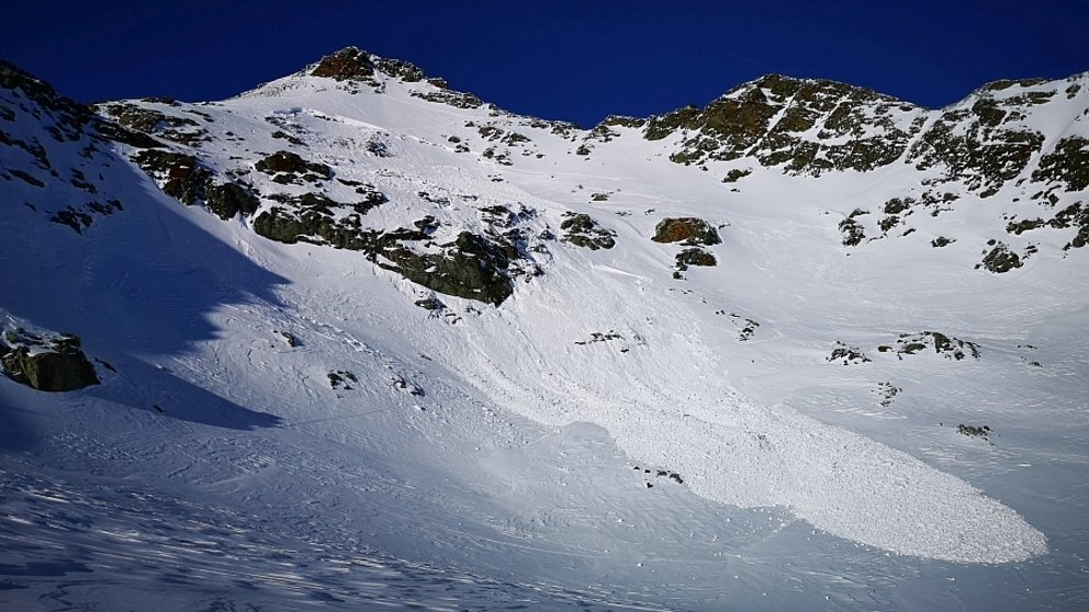In den Bergen sonniger und sehr milder Jahreswechsel, langsame Abnahme der Lawinengefahr, weiterhin Gleitschneelawinen