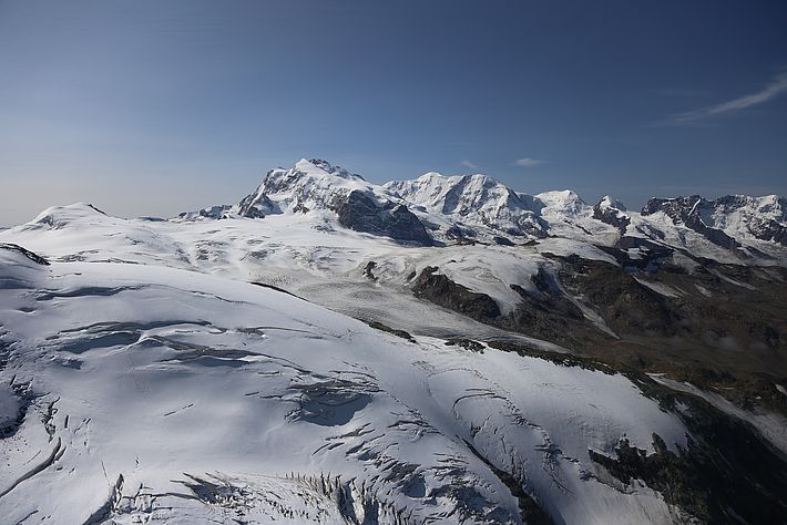 Oberhalb von rund 3500 m waren die Gletscher noch flächig eingeschneit. Blick auf den höchsten Schweizer Berg (Dufourspitze, 4634 m) und den 4527 m hohen Liskamm, beide Zermatt, VS (Foto: L. Silvanti, 20.08.2017).