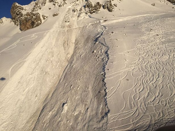 Abb. 7: Gesprengte Lawine am Parpaner Weisshorn (Churwalden, GR) im Skigebiet Lenzerheide. Die Lawine konnte an einem Westhang auf rund 2500 m ausgelöst werden und brach im Altschnee an. Die maximale Anrisshöhe betrug über 3 m. Die Lawine zeigt, dass tiefliegende Schwachschichten in der Schneedecke bei genügend Überlast wieder aktiv werden können, ungeachtet dessen, ob der Hang zwischenzeitlich häufig befahren wurde (Foto: R. Meier, 10.03.2017).