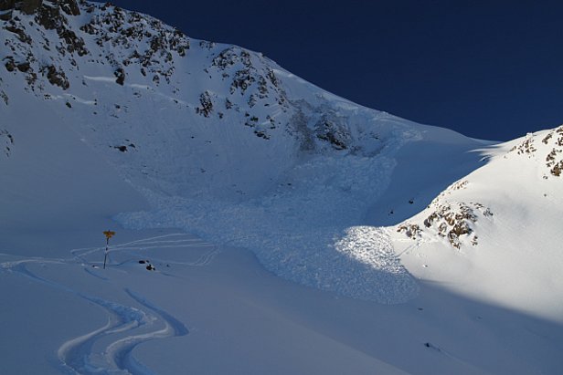 Photo 27: Avalanche déclenchée à distance sur la pente exposée au nord à la Schwarzhornfurgga (Davos, GR) le 19.12.2015. L’avalanche s’est décrochée sur le manteau, mince mais défavorable, de neige ancienne. Même un peu de neige fraîche et de neige soufflée a entraîné localement un risque élevé de déclenchement d’avalanches (photo: SLF/F. Techel, 20.12.2015).