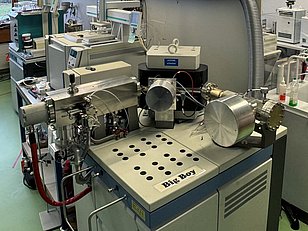 Spectromètre de masse à rapport isotopique et appareils périphériques au WSL. Les changements environnementaux laissent des empreintes uniques dans les cernes des arbres en raison des modifications naturelles dans le rapport entre les isotopes lourds et légers. Celles-ci sont mesurables avec le spectromètre de masse à rapport isotopique (photo: Kerstin Treydte). 