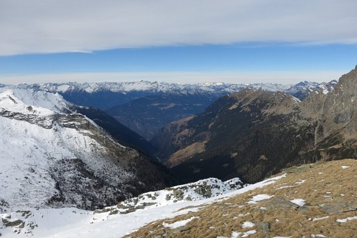 Die Südhänge waren aper, die Nordflanken weiss- ein leider schon gewohnter Anblick, wie hier mit Blick vom Pass Giümela (2118 m) nach Westen ins Val Pontirone (Biasca, TI; Foto: L. Silvanti, 03.01.2017).