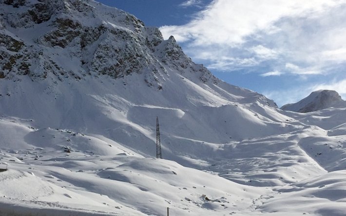 Neuschnee auf schwachen Altschnee und als Folge zahlreiche spontane Lawinen, hier am Julierpass, GR (Foto: J.-A. Bisaz, 03.02.2017).