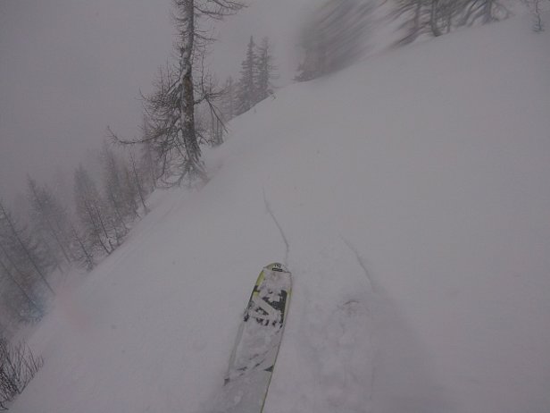 Abb. 9: Dieses Foto wurde unterhalb der Piansecco Hütte (Bedretto, TI) auf rund 1900 m am Samstag, 04.03. aufgenommen. Es schneite immer intensiver und es setzte Wind ein. Die Lawinensituation wurde heikler. Auch Rissbildungen im Schnee wiesen darauf hin (Foto: M. Dotta).