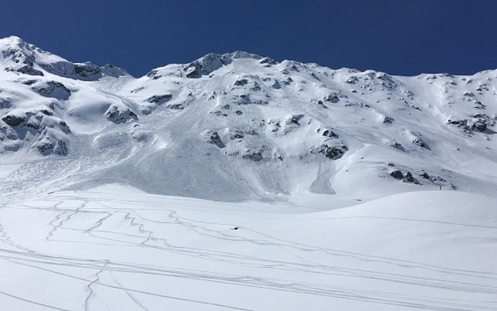 Abb. 1: Am Scalettahorn, Davos (GR, 3067 m) lösten Tourenfahrer am Nordhang mehrere Lawinen aus: die grössere linke Lawine am Freitag, 21.04., zwei weitere am Samstag, 22.04. Die Lawinen brachen am Übergang vom Neuschnee der Vorwoche zur oft verharschten Altschneeoberfläche an (Foto: SLF/S. Margreth, 22.04.2017).