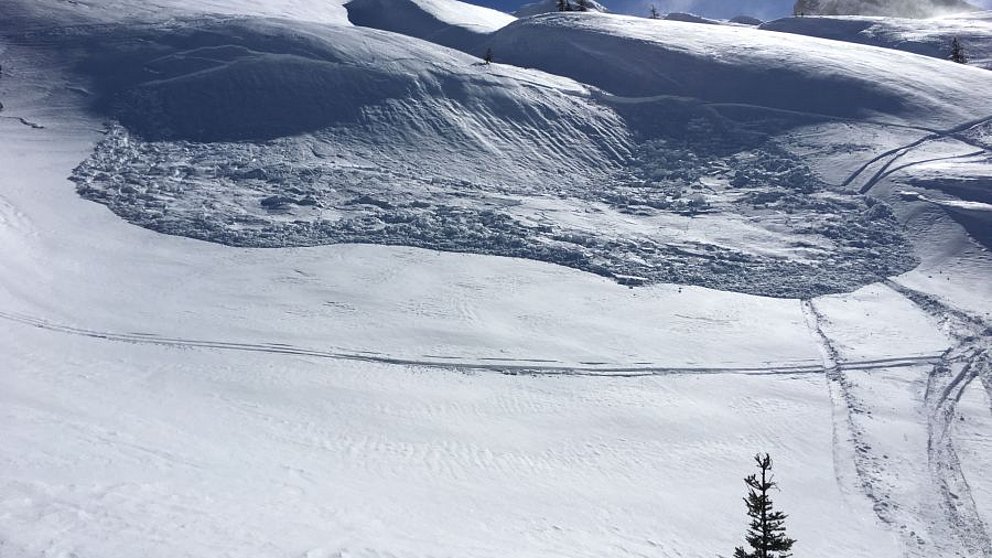 Triebschnee auf ungünstiger Unterlage, viele Lawinenauslösungen