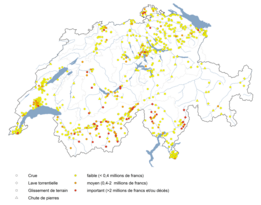 Carte de Suisse montrant des points colorés représentant des risques naturels : crues, laves torrentielles, glissements de terrain et chutes de pierres, avec des niveaux de gravité indiqués par la couleur.