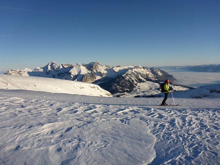 Die Nebelgrenze lag in dieser Berichtswoche zwischen 800 m und 1400 m. Im Bild der Blick vom Chäserrugg (2260 m, SG) in das neblige Rheintal (Foto: P. Diener, 23.01.2017).