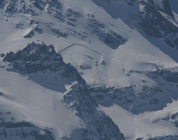 Abbildung 8: An diesem Nordhang am Hochducan (3062m, Davos, GR) wurde am Donnerstagmorgen, 20.04. eine spontane Lawine gesichtet, die spontan abgegangen und in tiefen Altschneeschichten gebrochen war (Foto: V. Meier).