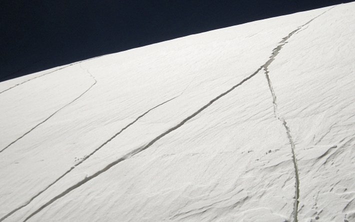 Neuschnee begleitet von Wind auf einem schwachen Altschnee-Fundament ergab eine sehr störanfällige Schneedecke. Markante Risse und Wumm-Geräusche waren häufige Warnhinweise auf die heikle Lawinensituation (Muttental, Realp, UR; Foto: M. Cabrini, 08.01.2017).